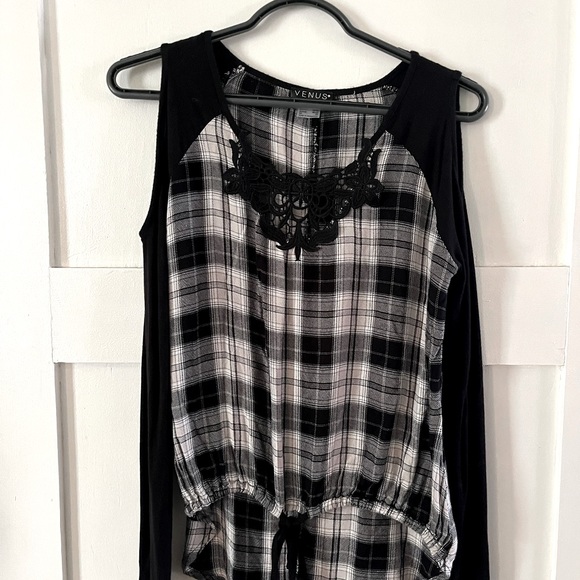 Venus cold shoulder top, size XS - Picture 1 of 4